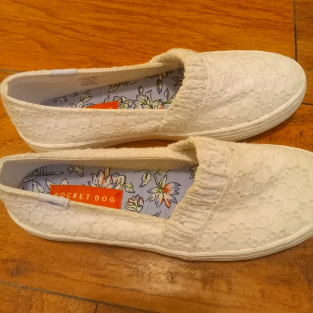 Rocket dog white embroidered shoes